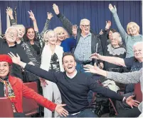  ?? JAKE MICHAELS THE NEW YORK TIMES ?? Matthew Hoffman, front and centre, poses with members of his popular acting class at the Culver City Senior Center.