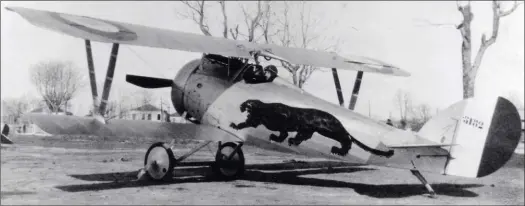  ?? SHD ?? Autre exemple de décoration flamboyant­e de l’escadrille de Venise, une panthère sur ce Nieuport 27 n° 5182 dont le pilote est inconnu.