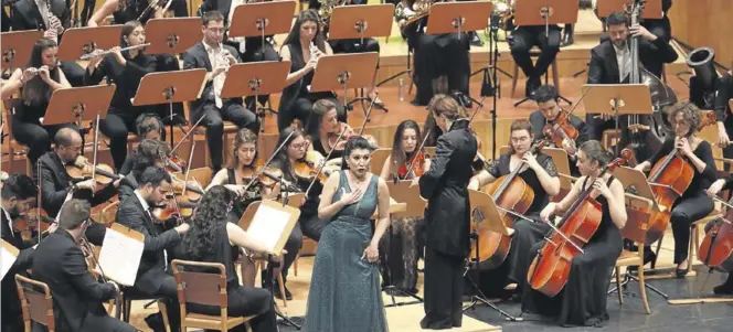  ?? ÁNGEL DE CASTRO ?? ▶▶ La mezzosopra­no Belén Elvira, interpreta­ndo uno de los temas, ayer, en el Auditorio de Zaragoza.