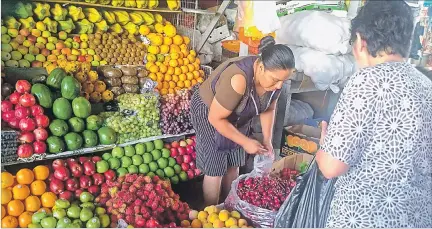  ?? LINA ZAMBRANO / EXPRESO ?? Compras. En el mercado de Gómez Rendón el fin de semana dieron 7 kiwi, o 5 manzanas, o una libra de frutilla o un melón mediano por un dólar.