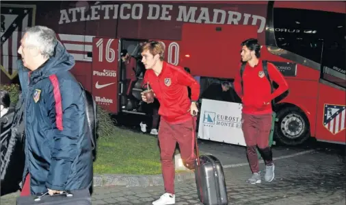  ??  ?? CONCENTRAD­OS EN EL MONTE REAL El Atlético se concentró, como cada partido en casa, en el Eurostars Monte Real anoche. En la foto, Grizi y Moreira.