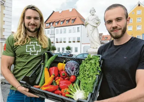  ?? Foto: Felicitas Lachmayr ?? Zusammen mit zwei Freunden gründeten Philipp Lechner aus Friedberg und Klaus Thiele das Unternehme­n Gmias. Über das Internet können Kunden Produkte aus der Region bestellen und bekommen sie direkt an die Haustür geliefert.