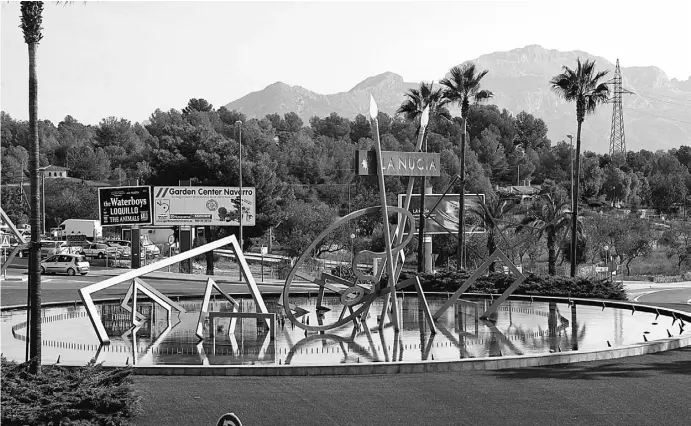  ?? Fotos: Ángel García ?? Was fürs Auge: Der aufwendig gestaltete Kreisel ist der letzte von insgesamt sechs auf dem Weg von Benidorm nach La Nucía.