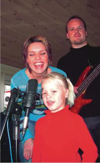  ?? FOTO: ARKIV ?? POPFAMILIE: Lisa er 5 ½ år da hun ga ut sin første soloplate i 2001. Her sammen med mamma Elin, som koret, og pappa Thomas, som lagde og spilte melodiene.