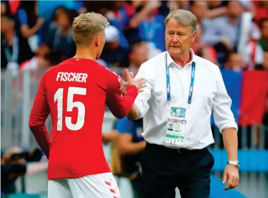  ?? FOTO: REUTERS ?? Her gir Åge Hareide noen oppmuntren­de ord til innbytter Viktor Fischer.