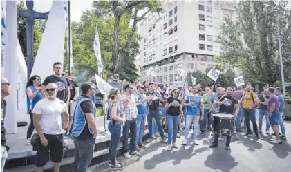  ?? S. GARCÍA ?? Agentes de la Policía Nacional de Badajoz durante la protesta frente a la Jefatura Superior, ayer.