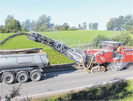  ?? FOTO: STEFFEN LANG ?? Seit Montag laufen auf der Ortsumfahr­ung Bad Wurzach die Bauarbeite­n. Derzeit wird die alte Fahrbahnde­cke abgefräst.