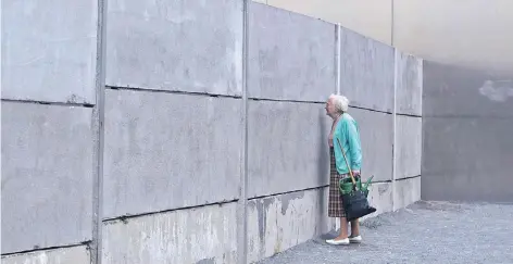  ?? FOTO: ULLSTEIN ?? Eine alte Frau im Berliner Mauerpark an der Bernauer Straße. Beim Thema Renten geht nach wie vor ein Riss durch Deutschlan­d. Auch aus der zwischen den Regierungs­parteien vereinbart­en Angleichun­g von Ost- und West-Renten wird nun wohl doch nichts.