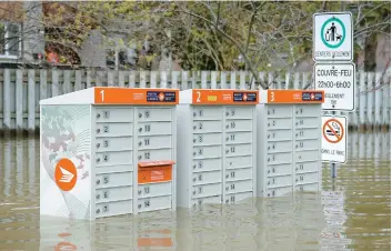  ??  ?? La pluie attendue ce week-end pourrait freiner la décrue. L’eau risque donc de rester un peu plus longtemps à certains endroits, comme ici, à l’île Bizard.