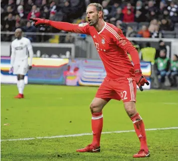  ?? Foto: Renate Feil, m.i.s. ?? Nach seiner starken Leistung beim 1:0 Sieg in Frankfurt dirigiert Tom Starke auch heute abend gegen den 1. FC Köln wieder die Münchner Abwehr.