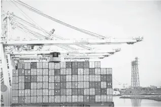  ?? OMAR ORNELAS, THE DESERT SUN ?? Containers at the Port of Long Beach in California hold goods ready to be trucked to retailers.