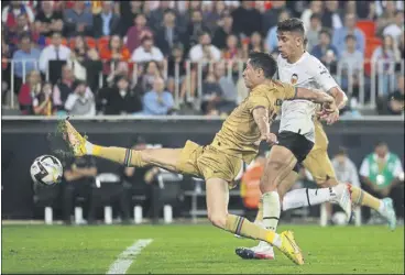  ?? Foto: PEP MORATA ?? Robert Lewandowsk­i dio el triunfo al Barça en Mestalla cazando el balón con la bota derecha