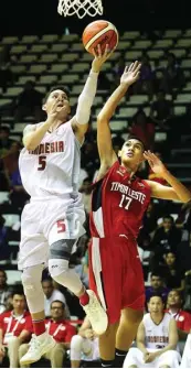  ?? CHANDRA SATWIKA/JAWA POS ?? TETAP BERAT: Shooting guard Indonesia Daniel Wenas (kiri) tampil dalam Invitation Tournament Asian Games Februari lalu. Mundurnya Filipina tidak membuat langkah kita lebih ringan.