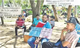  ?? ?? Grupos “profamilia” se movilizaro­n ayer en la Plaza de Armas contra el plan de Transforma­ción Educativa.