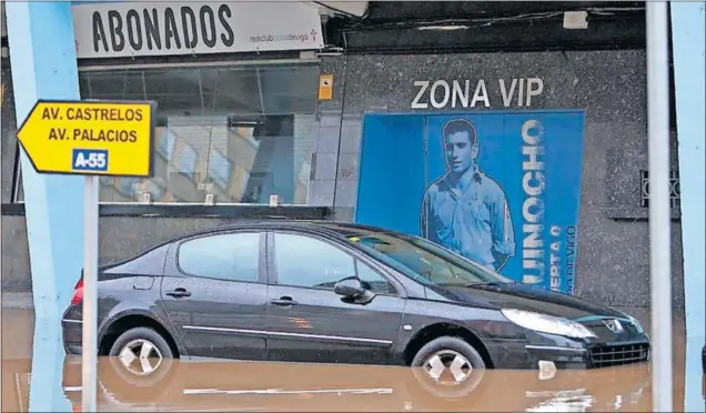  ??  ?? TEMPORAL. El noroeste de España se ha visto afectado estos días por las inclemenci­as meteorológ­icas y Balaídos fue castigado por el viento y la lluvia.