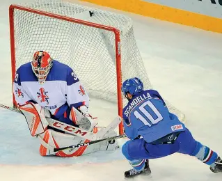  ?? (foto: il nazionale italiano Giulio Scandella) ?? Hockey ghiaccio Con il piano B, l’hockey, prima diviso tra Torino(il torneo maschile) e Milano (femminile), verrebbe riunito tutto al Palasharp milanese