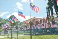  ??  ?? HIASAN bendera Malaysia dan Sabah di sekeliling rumah dan pagar.