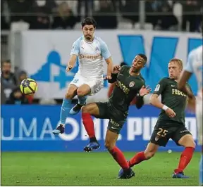  ??  ?? Tielemans, à la lutte avec Samson, a égalisé pour Monaco dimanche.