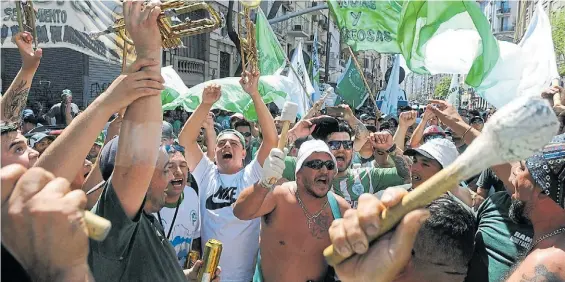  ?? DIEGO WALDMANN ?? En la calle. Militantes de Camioneros apoyan ayer a Pablo Moyano y piden la reapertura de paritarias frente a Trabajo. LA RELACIÓN CON EL JEFE DE CAMIONEROS