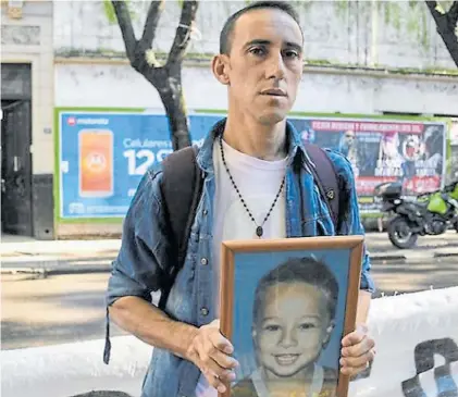  ??  ?? Lucha. Gastón Gallardo (40), con una foto de su hijo Francesco (4). El nene se ahogó en una pileta.