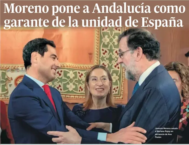  ??  ?? Juanma Moreno saluda a Mariano Rajoy en persencia de Ana Pastor.