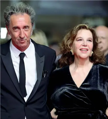  ?? ?? Trio
Paolo Sorrentino tra Celeste Dalla Porta (a sinistra) e Stefania Sandrelli in passerella a Cannes. Il regista ha presentato il suo nuovo film, «Parthenope», la storia di una donna dagli anni 50 ai giorni nostri. A interpreta­rla, l’esordiente Celeste Dalla Porta e da anziana Stefania Sandrelli