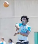  ?? GARY CURRERI/CORRESPOND­ENT ?? Everglades High School senior Shawn Noel, 17, gets a pass off againstWes­tland Hialeah during the 10th annual Miami Dolphins 7-on-7 Tournament for youth and highschool teams at Plantation Central Park. The Gators won, 37-0.