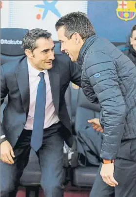  ?? FOTO: PEP MORATA ?? Valverde y Unzué se saludan antes del inicio del choque de ayer en el Camp Nou