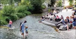  ??  ?? Bei sommerlich­en Temperatur­en verweilen viele an der Krämerbrüc­ke in Erfurt und kühlen ihre Füße im Wasser der Gera Foto: Marco Schmidt