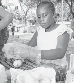  ?? Chronicle file ?? Rajah Williams, 10, slices fresh lemons during Lemonade Day 2015 at the Farmers Market on Navigation. Young business owners learn the basics of taking a loan, building a business and managing the finances.