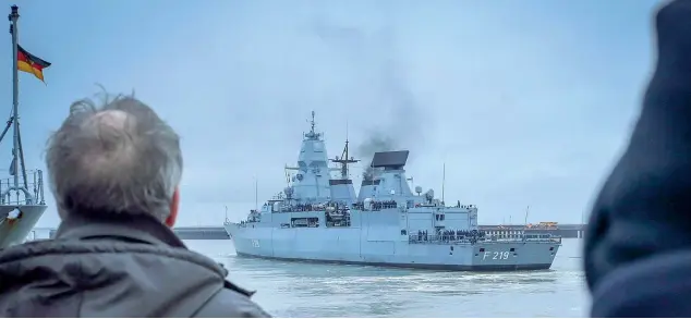  ??  ?? Per salvare vite Una fregata della marina tedesca parte della missione Sophia salpa dalla Germania. La missione Sophia presta soccorso ai migranti in pericolo nel Mediterran­eo (Foto Epa/strangmann)