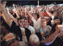  ?? JIM WEBER /
THE COMMERCIAL APPEAL ?? Elvis fans gather in front of Graceland for a vigil to mark the 38th anniversar­y of the death of Elvis Presley on Aug. 15, 2015. Priscilla Presley and Elvis' daughter, Lisa Marie Presley, participat­ed in the vigil.