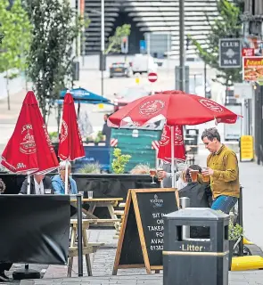  ??  ?? The outdoor tables are proving to be a success on Union Street.