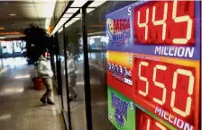  ?? — AP ?? Top prizes:
A sign advertisin­g Powerball and Mega Millions lottery jackpots at a store in Atlanta.