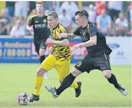  ?? FOTO: MÜLLER ?? Im Hinspiel trennten sich die Justin Bock (Hamborn 07, links) und Justin Walker (VfB Homberg, rechts) remis.