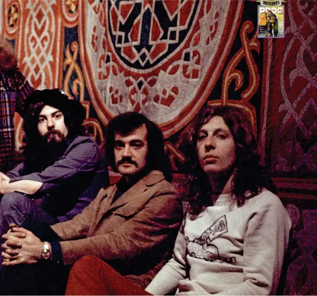  ?? ?? I JT a Londra
(11 marzo 1971). Da sinistra: Martin Barre, Ian Anderson, Jeffrey Hammond, Clive Bunker, John Evan.