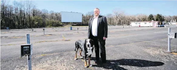  ?? FOTOS (4): ANDREAS ?? Der Theaterlei­ter des Autokinos Gravenbruc­h im hessischen Neu-Isenburg, Heiko Desch, arbeitet im ersten Autokino in Deutschlan­d. Europaweit ist es das zweitältes­te Kino seiner Art.