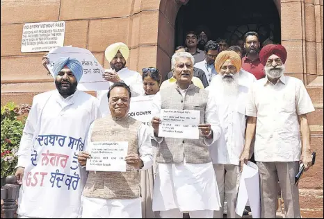  ?? SONU MEHTA/HT ?? (From left) Punjab MPS Gurjeet Singh Aujla, Santokh Singh Chaudhary, Sunil Jakhar, Sukhdev Singh Dhindsa, Balwinder Singh Bhunder during a protest outside Parliament in New Delhi on Wednesday.