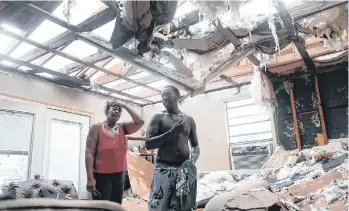  ?? GETTY IMAGES ?? Latasha Myles and Howard Anderson vieron despegar el techo de su sala al paso de la tormenta por Lake Charles, Lousiana.