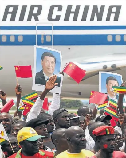  ?? TSVANGIRAY­I MUKWAZHI / AP ?? Recibiendo al presidente chino, Xi Jinping, el pasado 1 de diciembre en Harare