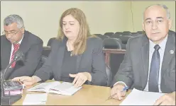  ??  ?? El asistente fiscal Pablo Almada y los fiscales Sandra Quiñónez y Vicente Rodríguez, durante un receso del juicio oral y público.