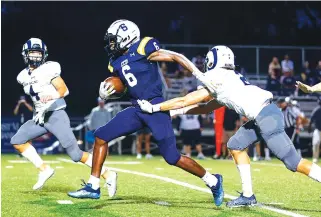  ?? STAFF PHOTO BY TROY STOLT ?? Chattanoog­a Christian School running back Boo Carter (6) breaks a tackle on his way to a touchdown against Knoxville Grace Baptist Academy on Friday.