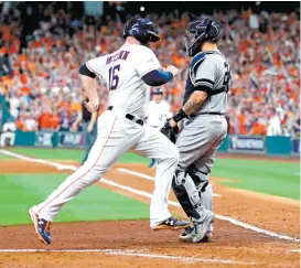  ??  ?? Brian McCann anota para los locales