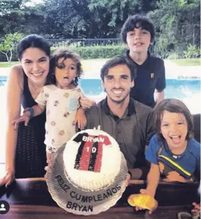  ?? Instagram. ?? Bryan Ruiz con su hijo mayor Mathias Ruiz (quien no estaba con su padre al momento de contagio); su esposa Carolina y los hijos de ambos Leonardo y Benjamín, en agosto.