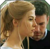  ??  ?? TRAVOLTI DALLA CRISI Amy (Rosamunde Pike) e Nick (Ben Affleck) in Gone Girl: vivono nell’agiatezza, ma la crisi incrina il lororappor­to.