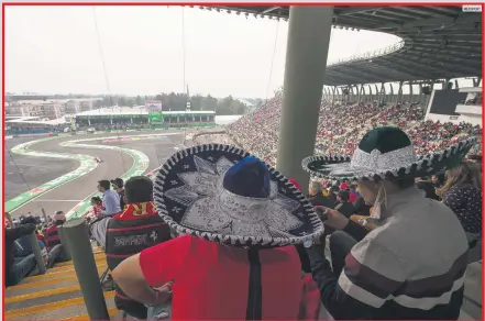  ?? MEXSPORT ?? F1ESTA TRICOLOR. De nueva cuenta los aficionado­s colmaron las gradas del Autódromo Hermanos Rodríguez para ser parte del Gran Premio de México.