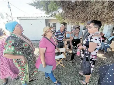  ?? Pictures: EUGENE COETZEE ?? NOT HAPPY: Community leaders Dinoleen Kerspuy and Anita Koopman-Smit try to get answers