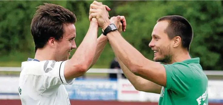  ?? Foto: Jens Henning ?? Nach der Partie gegen Thüringen Weida in der Rückrunde war die Freude bei Trainer Steffen Richter (rechts) und Karl Grohs entspreche­nd gelöst.