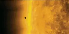  ?? FOTO: NASA / DPA ?? NACHRICHTE­N
Dieses Standbild zeigt den Planeten Merkur, während er als kleiner schwarzer Punkt vor der Sonne vorbeizieh­t.