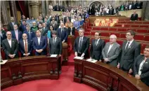  ??  ?? El pleno del Parlamento entonó ayer el himno catalán tras aprobar la declaració­n de independen­cia.